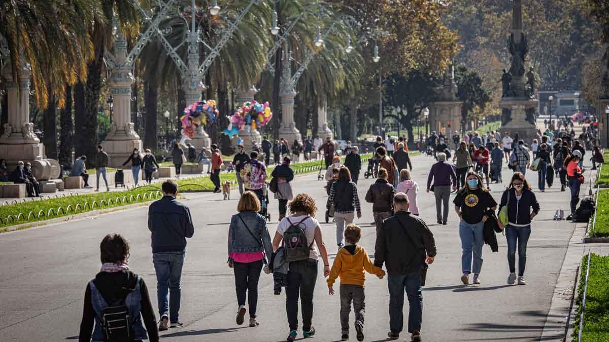 Mañana soleada en el paseo de Lluís Companys de Barcelona.