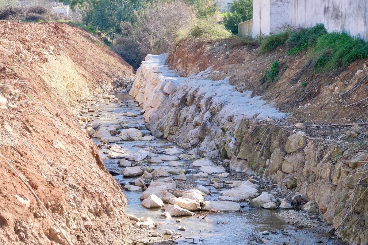 Detalle de la escollera que se ha construido en Cabra.