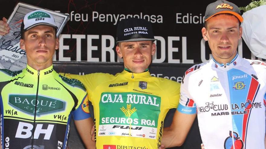 Javier Gil, en el podio de la Volta a Castelló, junto a Cuadros y De Rossi