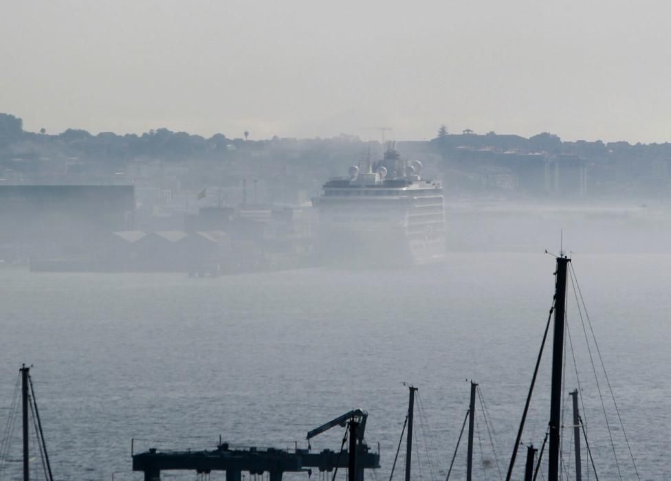 La niebla "invade" la ría // M.Canosa