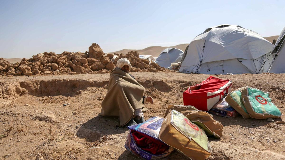 Un afgano afectado por el terremoto aguarda a que las autoridades le faciliten refugio en un campo de damnificados por los seísmos de este mes de octubre en la región de Herat.