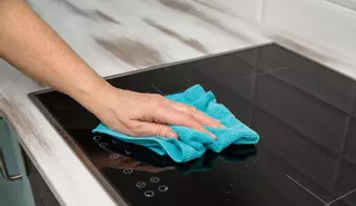 Seis trucos caseros para limpiar la vitrocerámica y dejarla como nueva