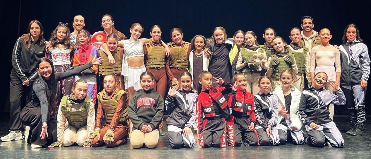 Bailarines del club lalinense en una actuación reciente.