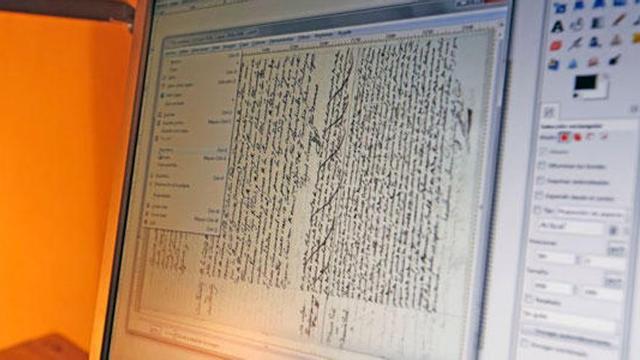 Ordenador en la sala del Arxiu Capitular donde se consulta el material digitalizado.
