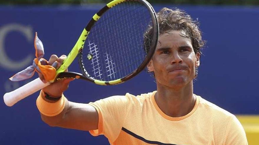 Rafa Nadal saluda al público tras vencer a Marcel Granollers. // Efe