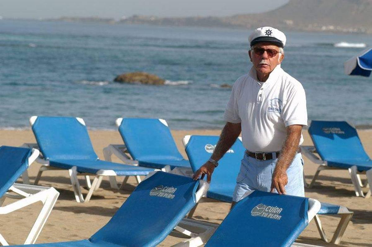 Antonio Santana, el hamaquero de la Las Canteras en Las Palmas de Gran Canaria.