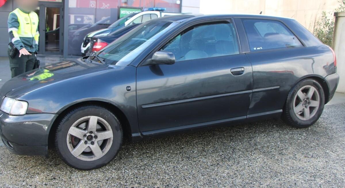 El vehículo que, según la Guardia Civil, atropelló al ciclista en O Pino