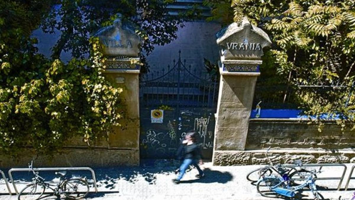 Exuberante patio trasero 8 El acceso a Vil·la Urània por la calle de Saragossa, ayer por la mañana.