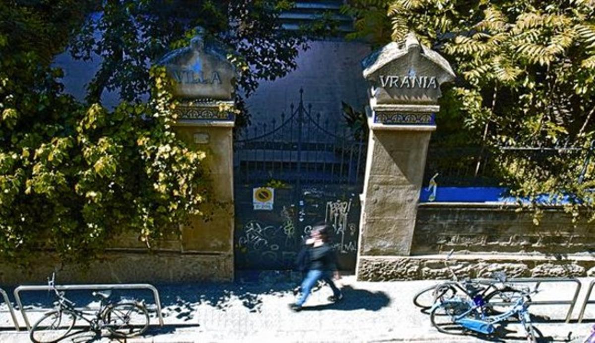Exuberante patio trasero 8 El acceso a Vil·la Urània por la calle de Saragossa, ayer por la mañana. Exuberante patio trasero 8 El acceso a Vil·la Urània por la calle de Saragossa, ayer por la mañana.