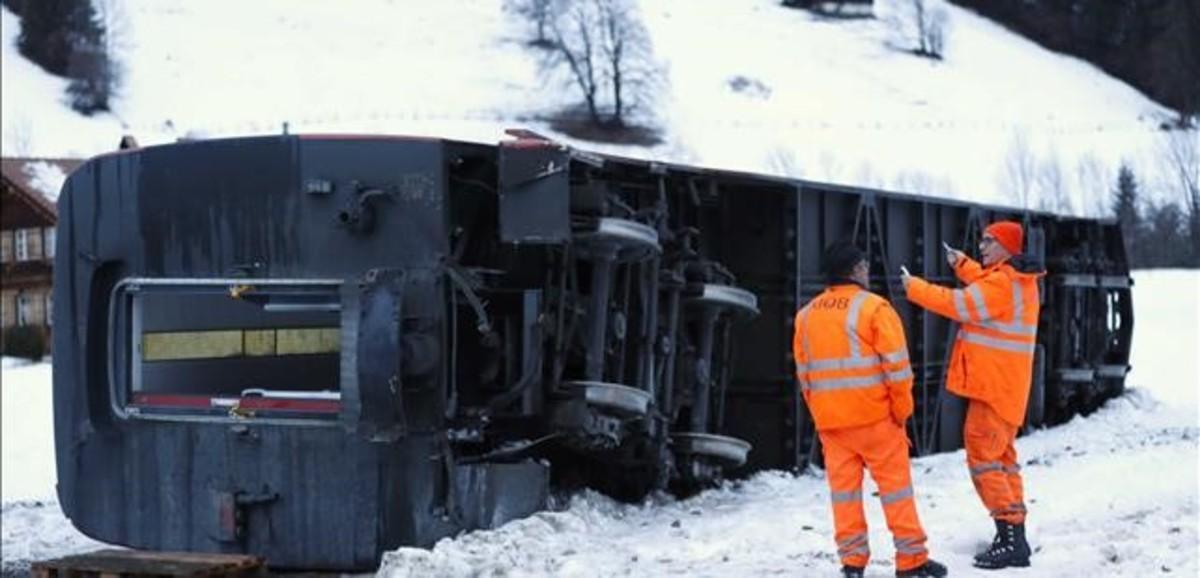 undefined41466547 workers inspect the carriage of the montreux oberland bernoi180103181307