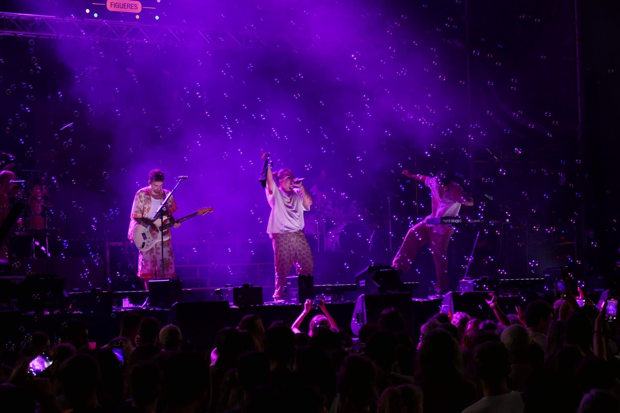 Llum, foc, confeti i molta música a la tercera nit d'Acústica