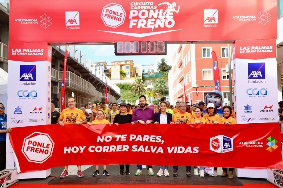 Organizadores, colaboradores y patrocinadores antes de comenzar la prueba.