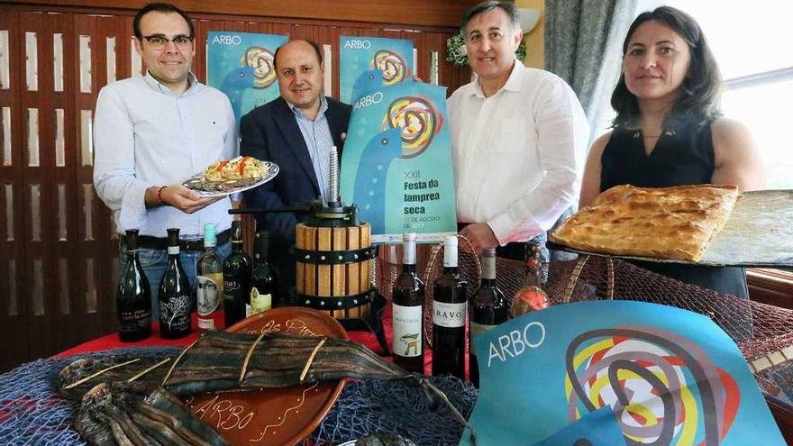 Presentaciónde la Festa da Lamprea Seca de Arbo, ayer, con el alcalde Horacio Gil, los concejales Raúl Rodríguez y Salomé Troncoso, y el hostelero José Luis Pereira. // A. Hernández