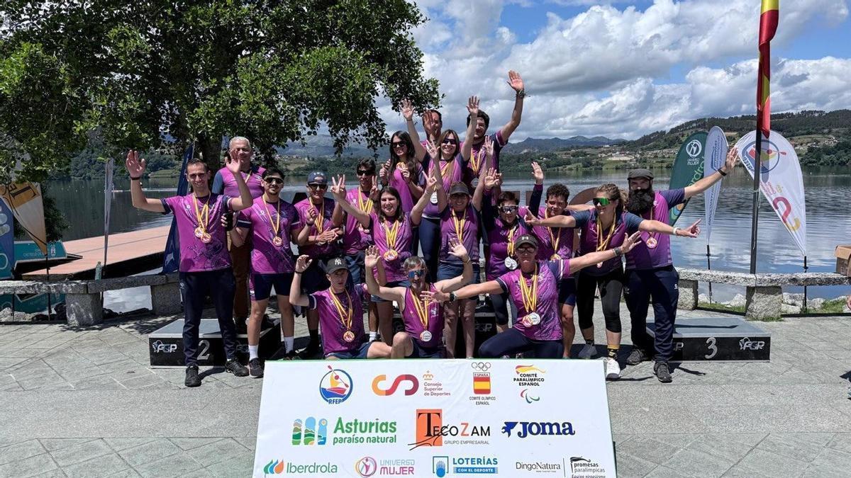 La expedición del Club Piragüismo Extremadura celebra sus éxitos.