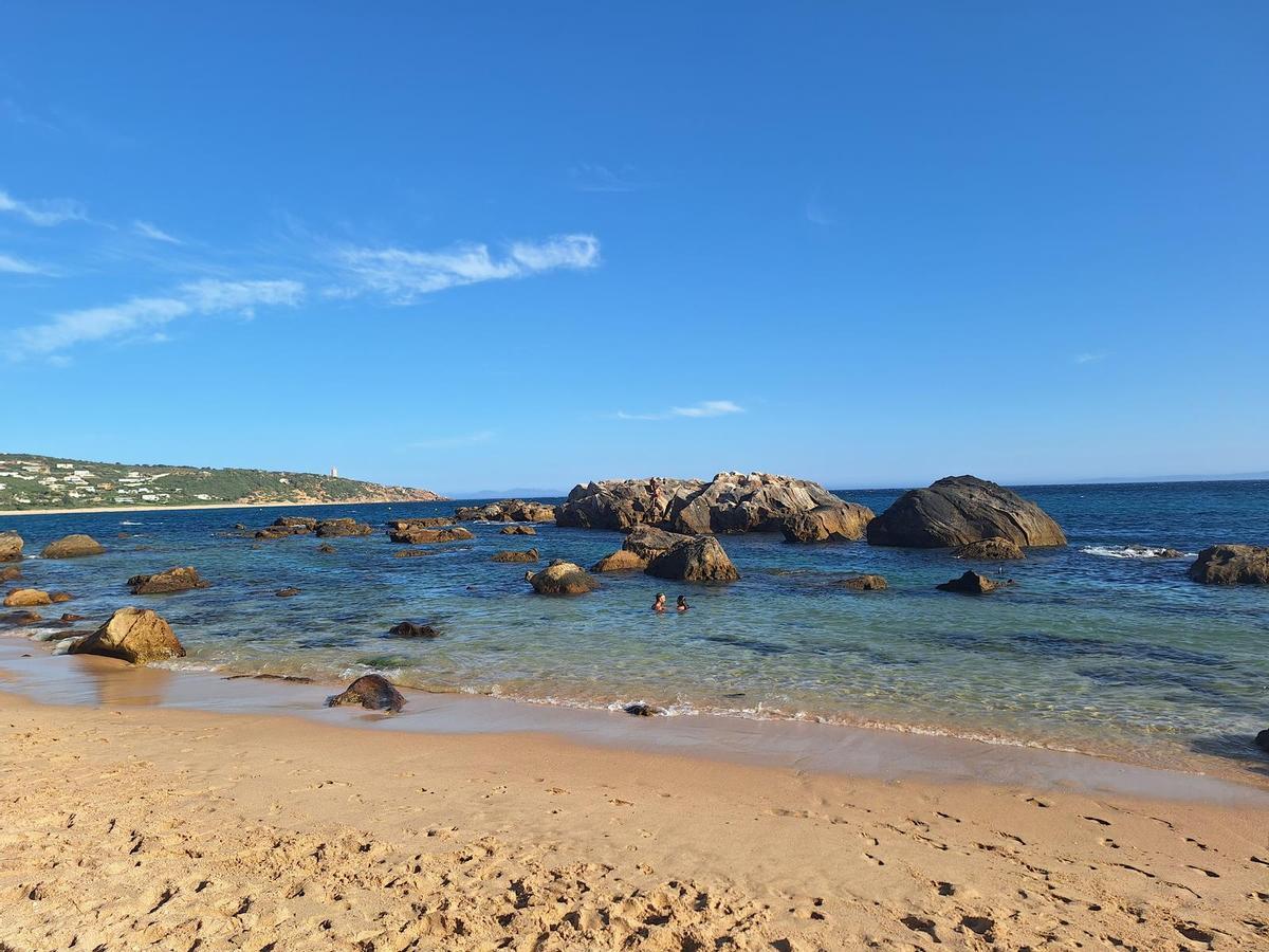 El tranquilo pueblo de Cádiz en el que Dani Martín se refugia durante el verano: tiene una casa con un terreno de 1.500 metros cuadrados junto a una de las playas más famosas de Andalucía