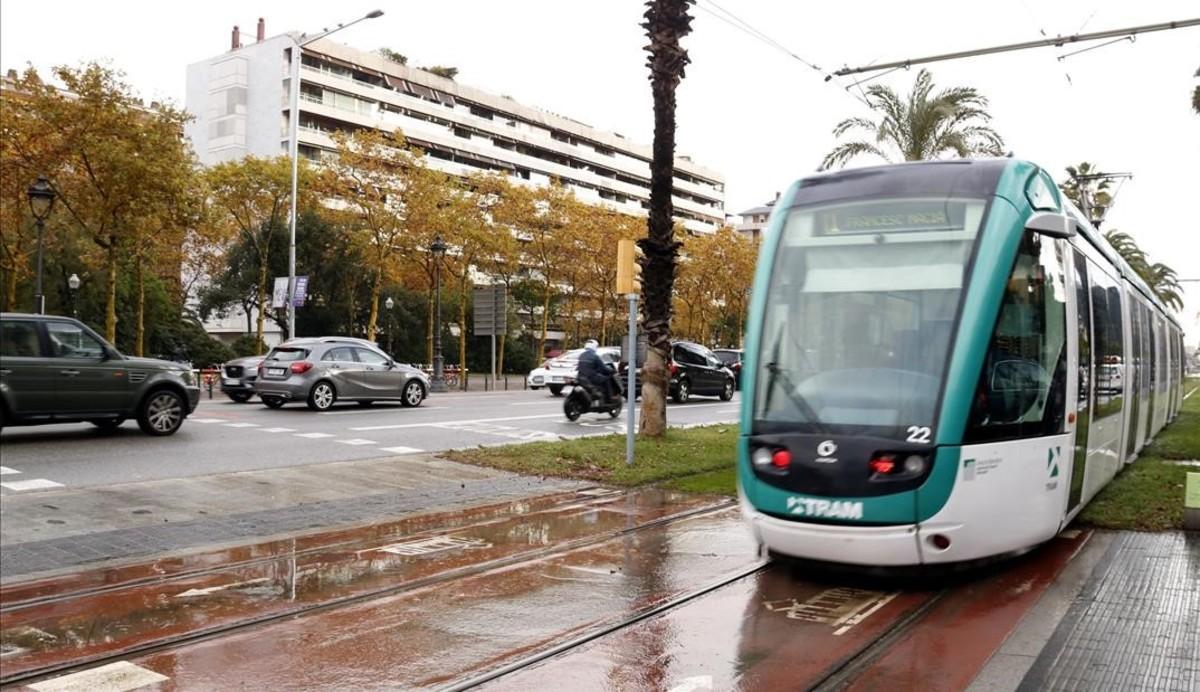 Un Trambaix circulando por la Diagonal.