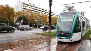 Un Trambaix circulando por la Diagonal.