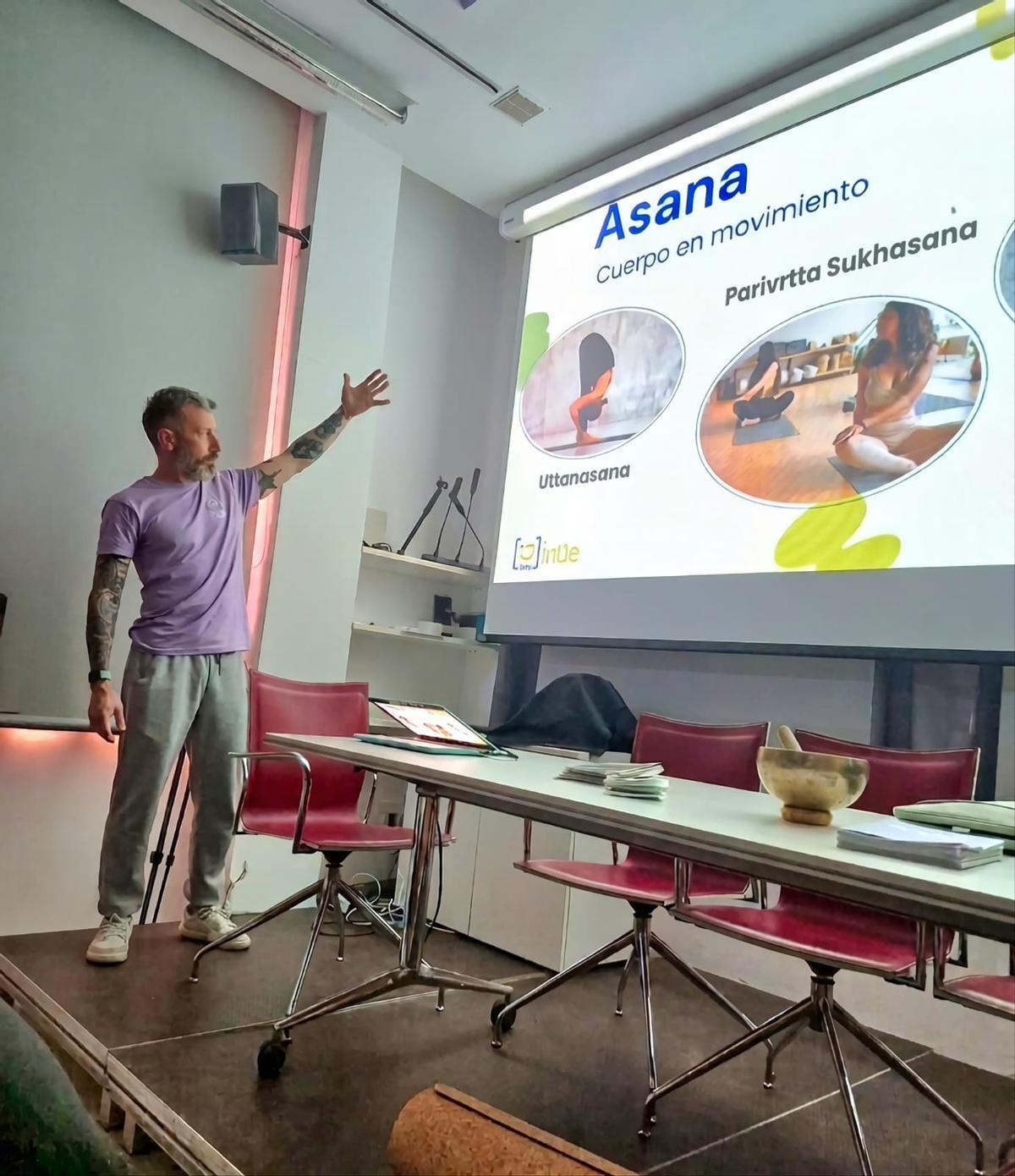 Juan González durante el taller en Salas.