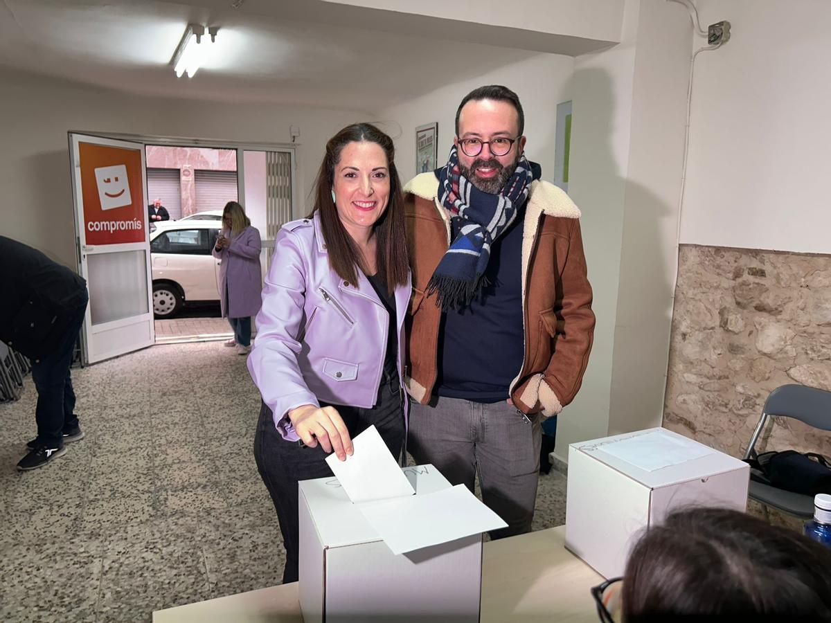 Marian Campello junto a Héctor Cámara en el momento de depositar su voto en la sede de Compromís en Elche