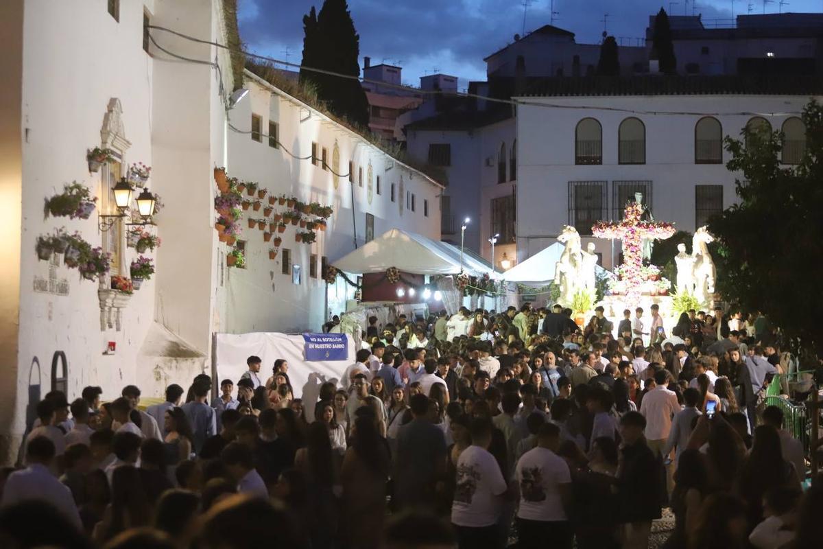 Jóvenes en la cruz de Santa Marina esta noche.