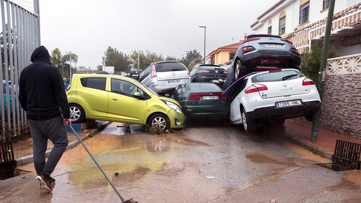 Coches amontonados por la riada en Campanillas.