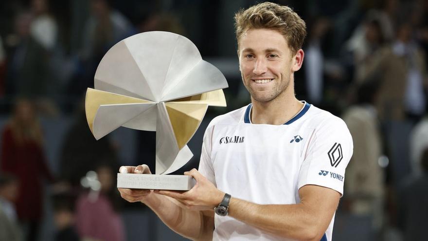Ruud posa con el trofeo de campeón en Madrid. | Efe