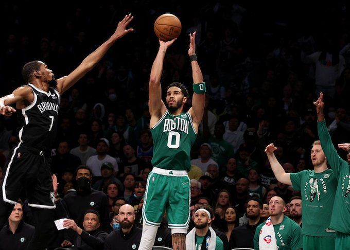 Los Celtics toman Brooklyn y dejan a los Nets buscando un milagro