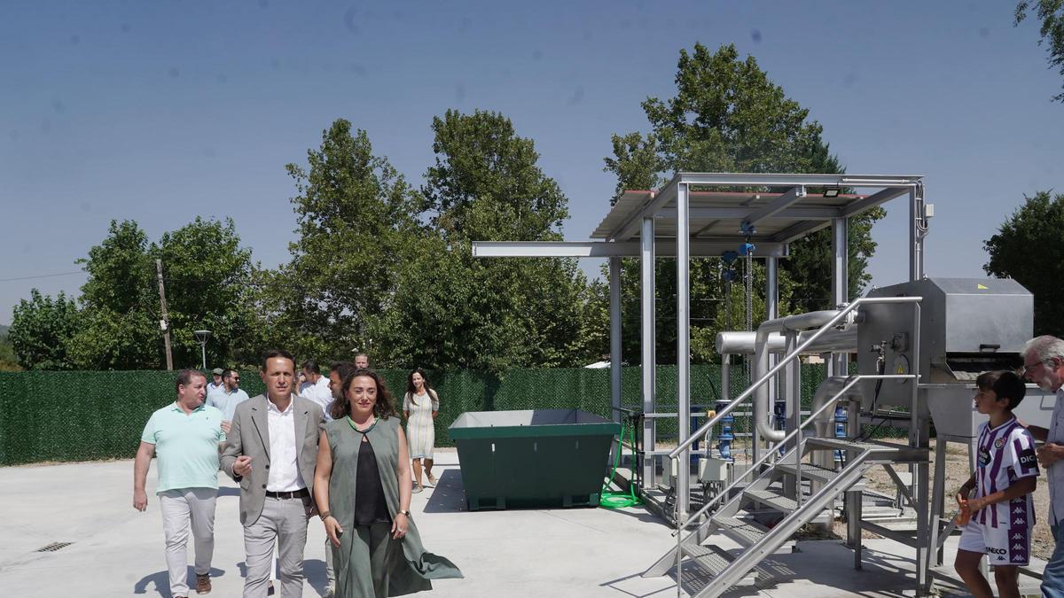 La consejera de Medio Ambiente y Energía, María González Corral,en la EDAR de Castronuevo de Esgueva (Valladolid)