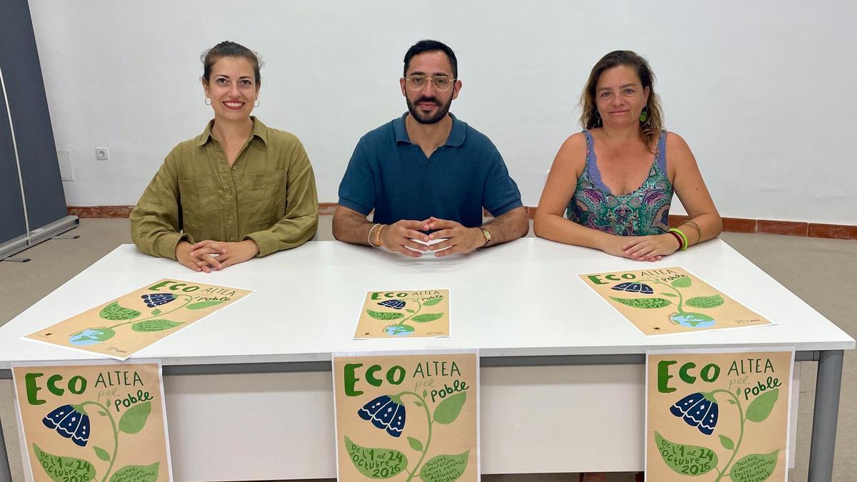Marina Vega, responsable de comunicación de EcoAltea; Joaquim Devesa, concejal de Fiestas, y Ana Such, coordinadora de EcoAltea