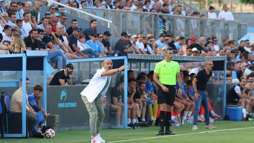 Paco Jémez da instrucciones durante el partido disputado este domingo entre la UD Ibiza y el Andorra. | J. A. RIERA