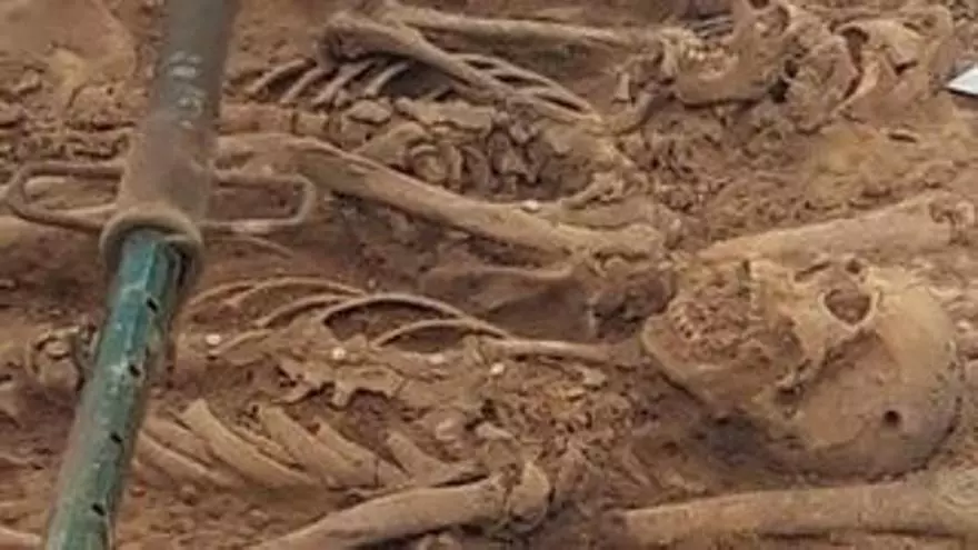 Las exhumaciones en la fosa de Sueca recuperan restos de 27 de los 55 represaliados