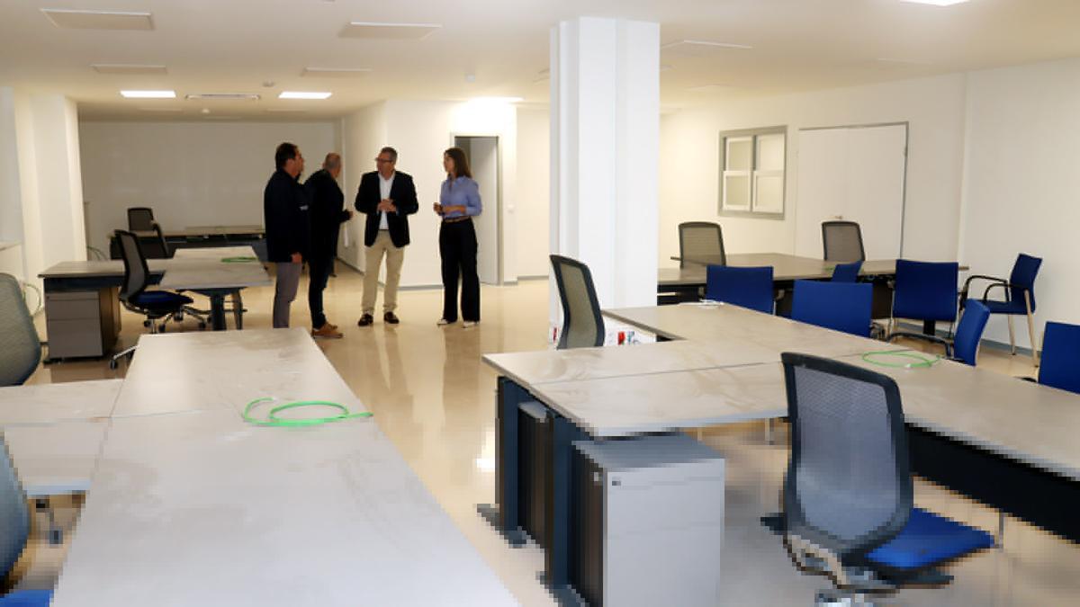 Visita de representantes municipales al interior de los antiguos locales de los Juzgados de Beniardá.