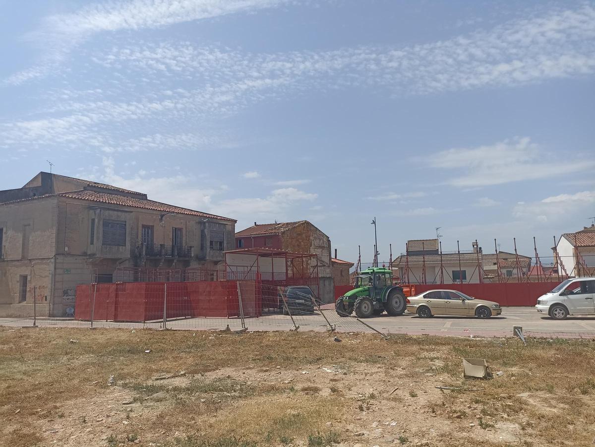 Vista del solar que fue derribado frente a la Plaza de los Fueros de Milagro (Navarra), una obra solicitada por Santos Cerdán, natural de allí, a Koldo García.