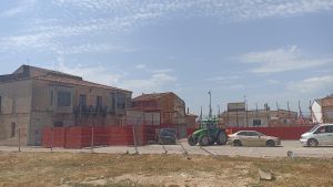Vista del solar que fue derribado frente a la Plaza de los Fueros de Milagro (Navarra), una obra solicitada por Santos Cerdán, natural de allí, a Koldo García.