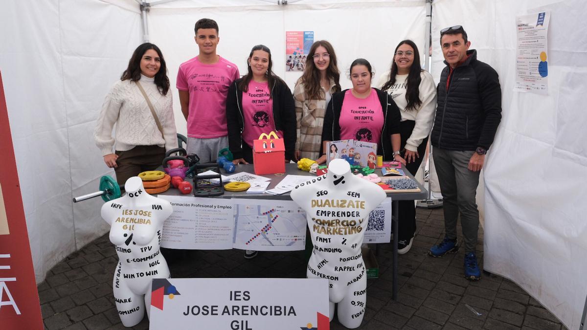 Feria con alumnos de instituto en Telde