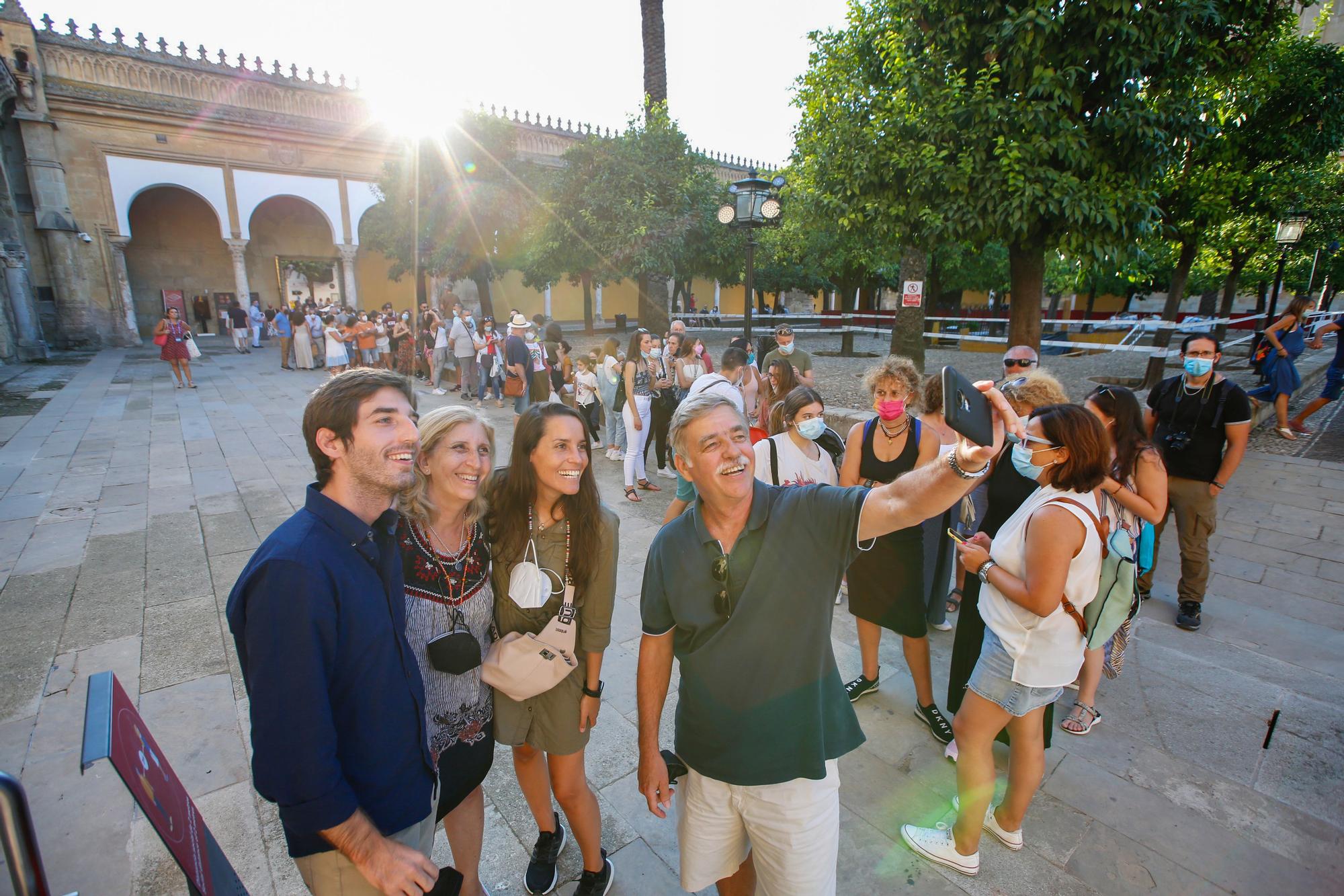 Córdoba se da un baño de masas en una patrimonial noche de normalidad