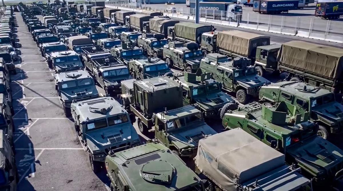 Vehículos de la Birgada Almogávares VI de Paracaidistas, a la espera de salir para Alemania a participar en las maniobras Steadfast Dart 26