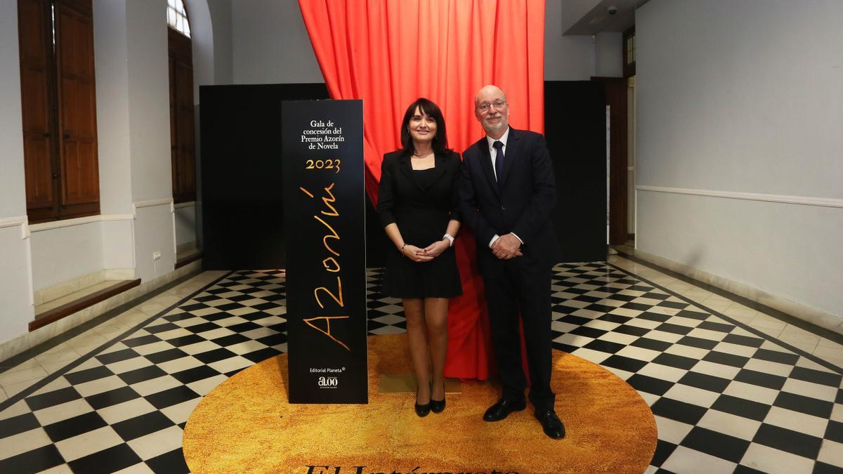 Julia Parra y Carlos Creuheras, durante la presentación de las diez novelas finalistas del Premio Azorín.