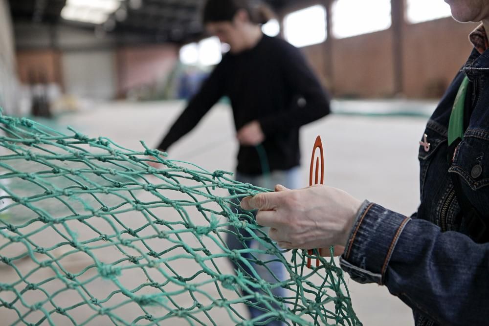 Desempleados aprenden a arreglar redes de pesca