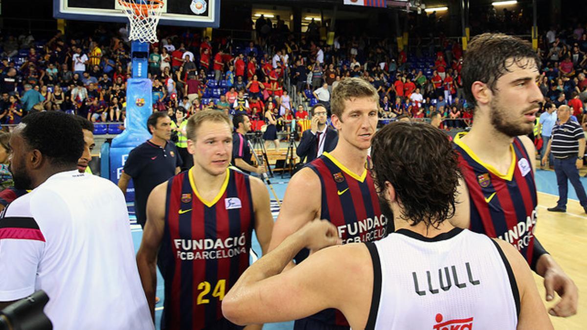 Llull saluda a los jugadores del Barça tras proclamarse el Madrid campeón de la Liga Endesa en el Palau