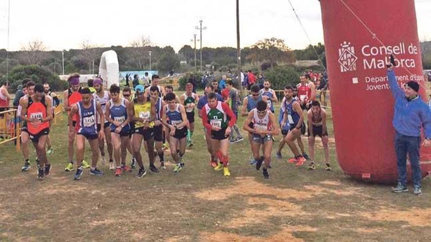 Momento de la salida de la carrera absoluta masculina.