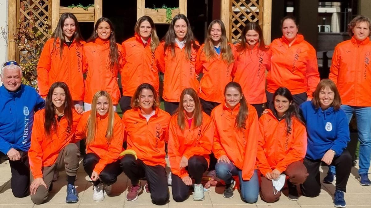 Atletes i entrenadors de l’equip femení de l’Avinent Manresa que va firmar una pàgina històrica a Madrid