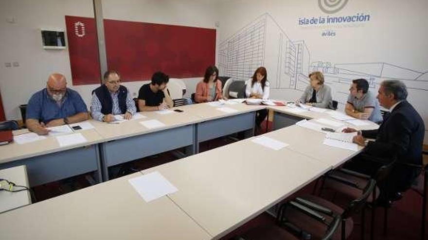 Participantes en la reunión del consejo de administración de La Curtidora.