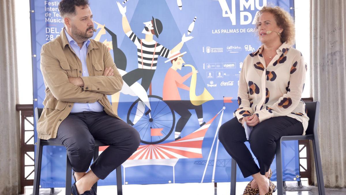El concejal de Cultura, Josué Íñiguez, junto a la directora de Temudas, Marisol García.