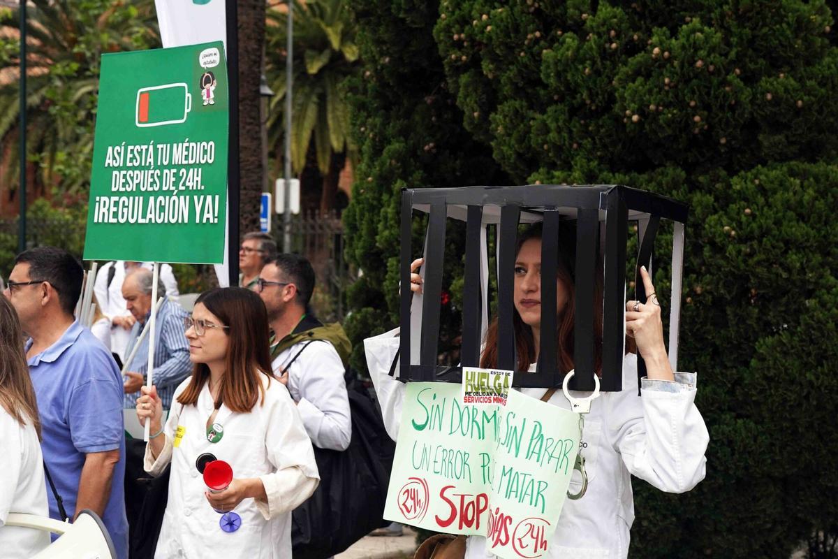 Médicos de toda Andalucía toman las calles de Málaga para reclamar un Estatuto Marco propio