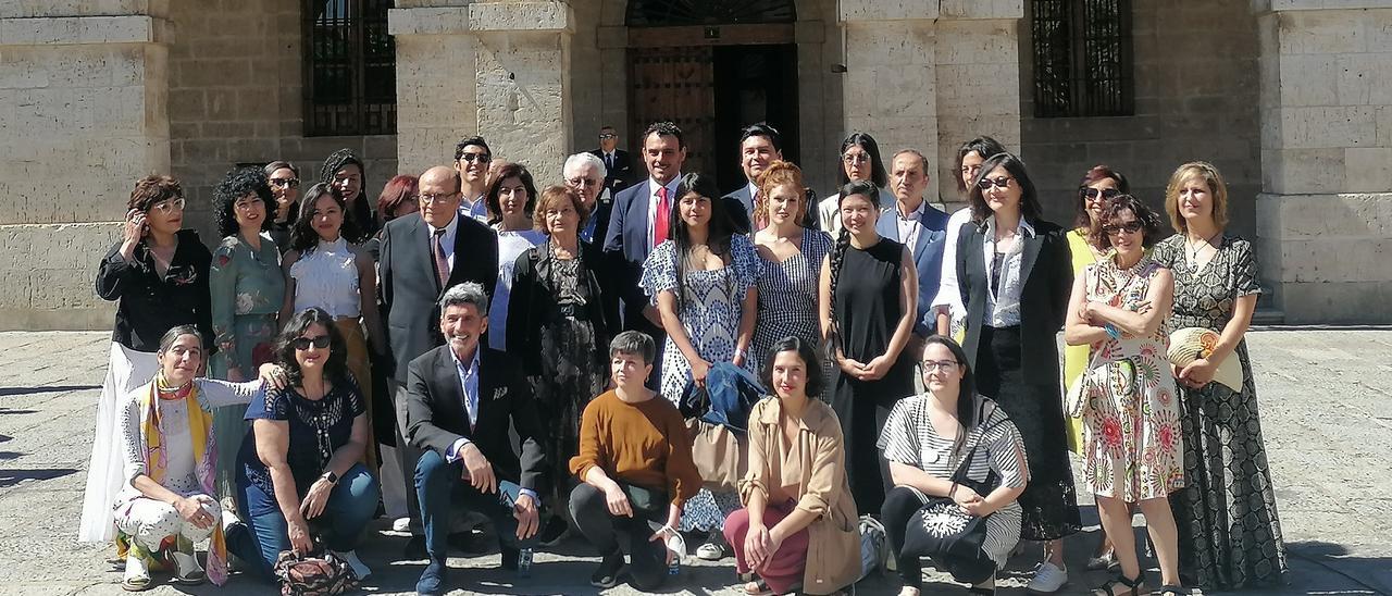 Autoridades, organizadores y artistas posan tras la inauguración oficial de la exposición