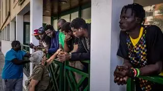 Nueve meses sin tarjeta sanitaria ni padrón en Reus: la situación "indigna" de 50 senegaleses llega al Defensor del Pueblo