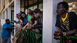 Una voluntaria de Reus Refugi saluda a los refugiados en el hotel donde residen desde el pasado septiembre.