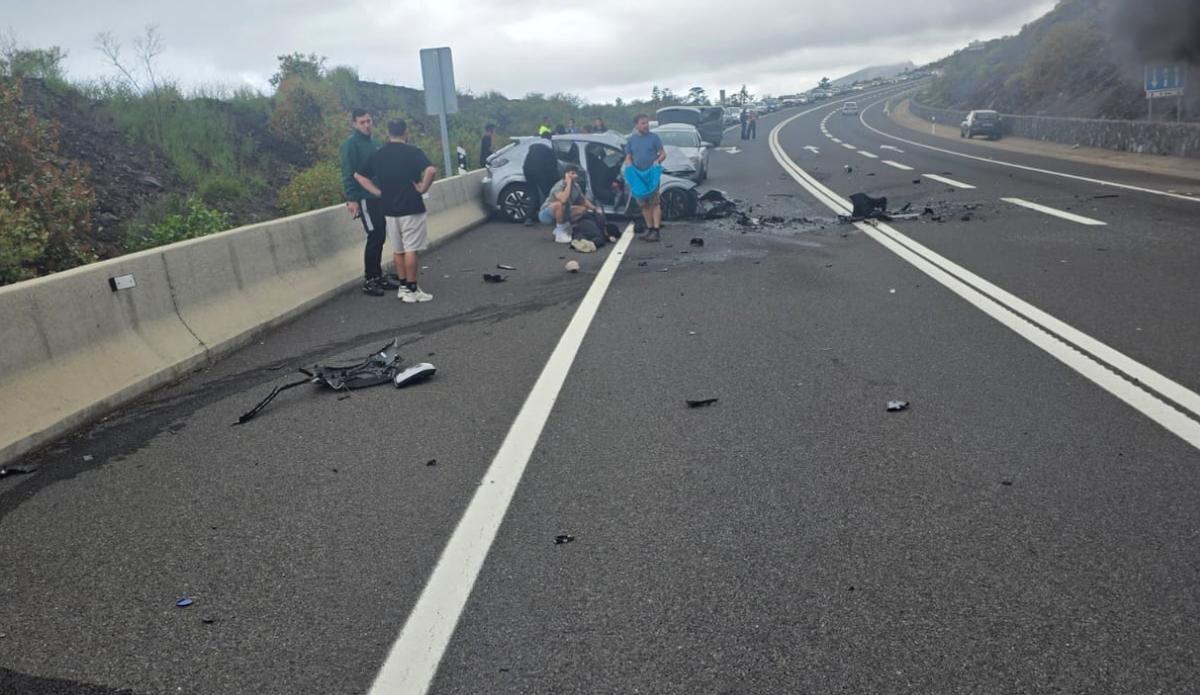 Varias personas resultan atrapadas en una colisión frontal muy grave Varias personas resultan atrapadas en una colisión frontal muy grave