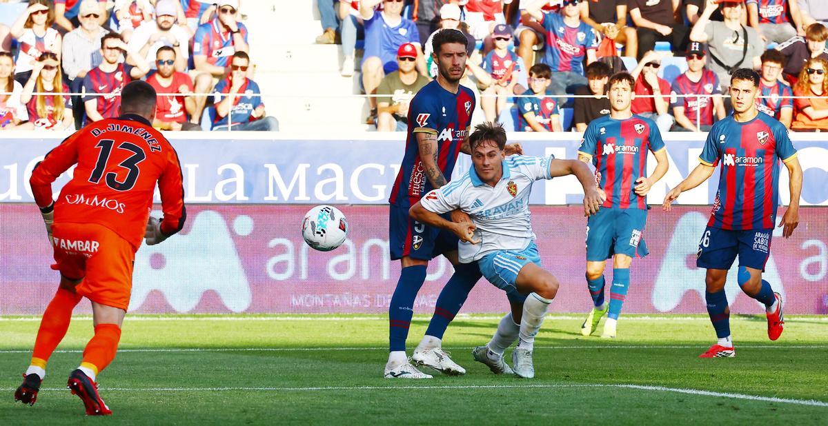 Dani Jiménez, portero del Huesca, recoge un balón dentro del área ante Dani Gómez.